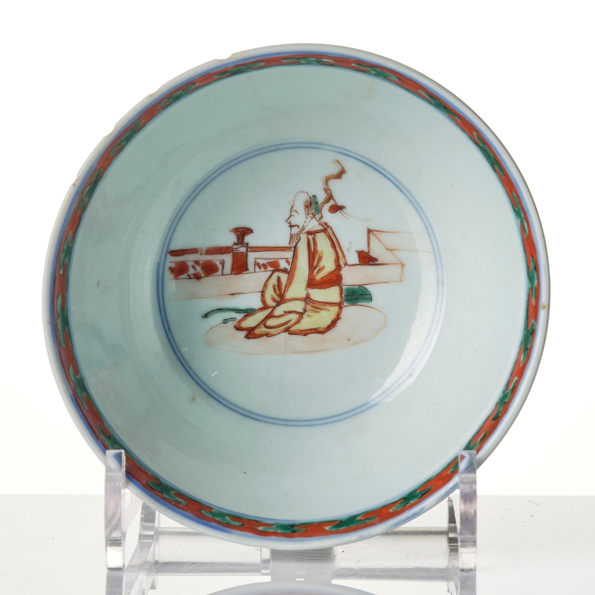 A set of two famille verte bowls and a dish, Qing dynasty, early Kangxi (1662-1722).