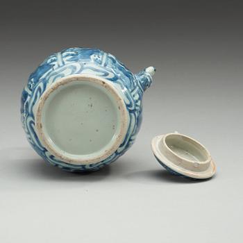 A blue and white tea pot with cover, Ming dynasty, Wanli (1572-1620).