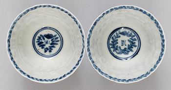KOPPAR med FAT, ett par, porslin. Qing dynastin, Kangxi (1662-1722).