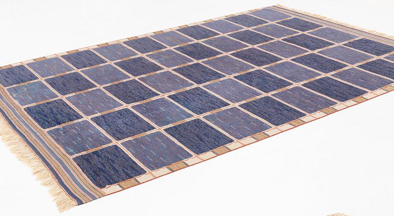 Märta Måås-Fjetterström, matta, "Rutig blå halvflossa", reliefflossa, ca 330 x 225 cm, signerad MMF.