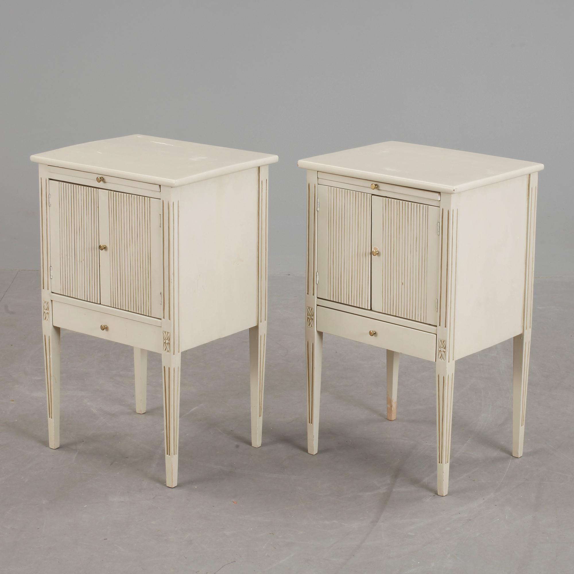 SÄNGBORD, ett par, gustaviansk stil, 1900-talets andra hälft.