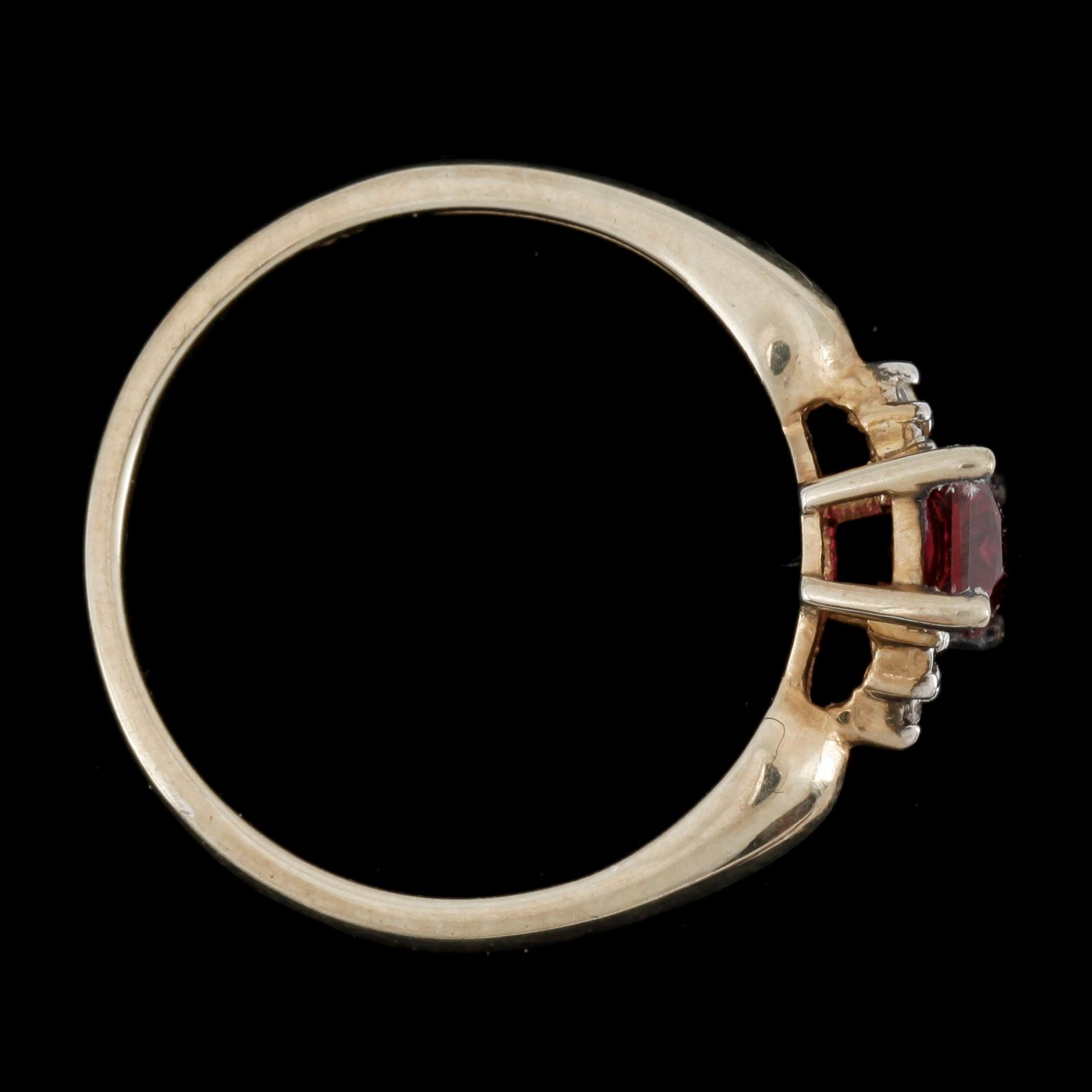 RING, 18k guld rubin och 2 små briljantslipade diamanter. Vikt ca 1,6 gram.