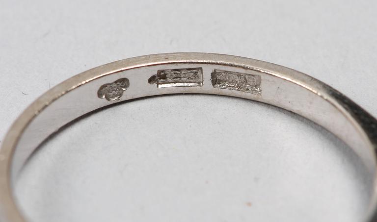 RING, 18 k vitguld, briljantslipad diamant, 0,07 ct enligt gravyr.