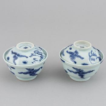 A pair of cups with covers and stand, Qing dynasty, 19th Century.