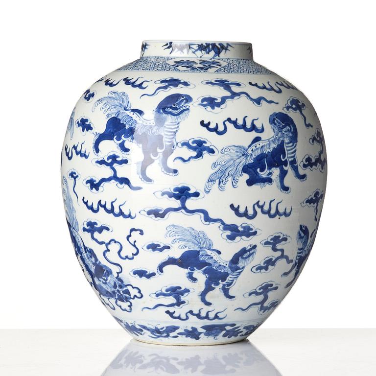 A blue and white 'buddhist' lion jar, Qing dynasty, 19th century.