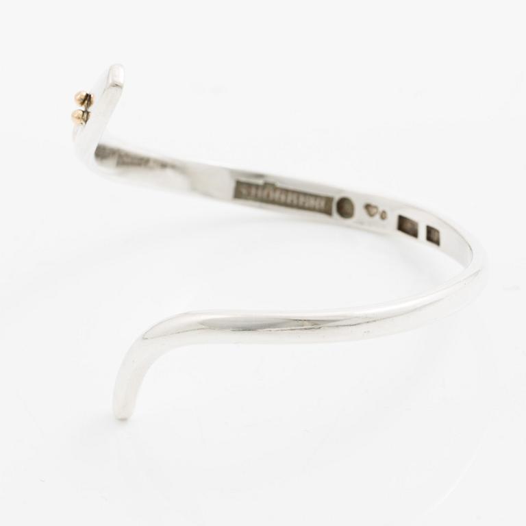 Sven-Erik Högberg, an arm ring in the form of a serpent, sterling silver with gold details, Gothenburg 1983.