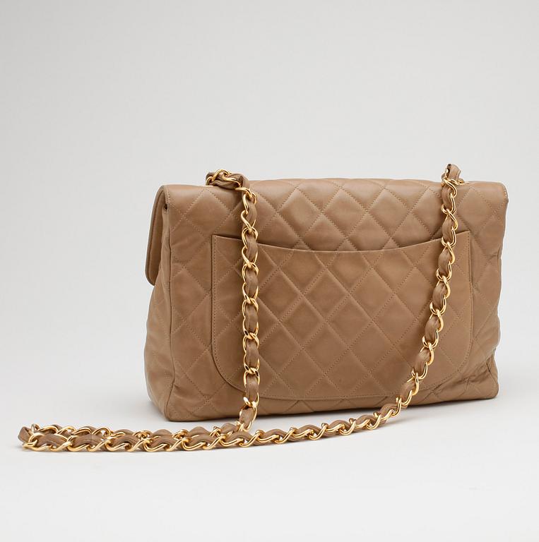 CHANEL, a qulited beige leather shoulder bag.