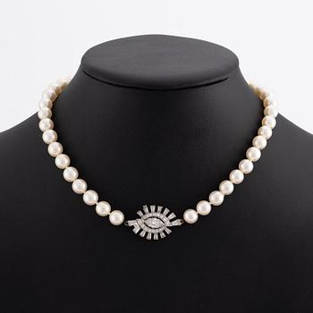 Pearl necklace, with cultured pearls, clasp 18K set with a cushion-cut diamond and baguette- and brilliant-cut diamonds.