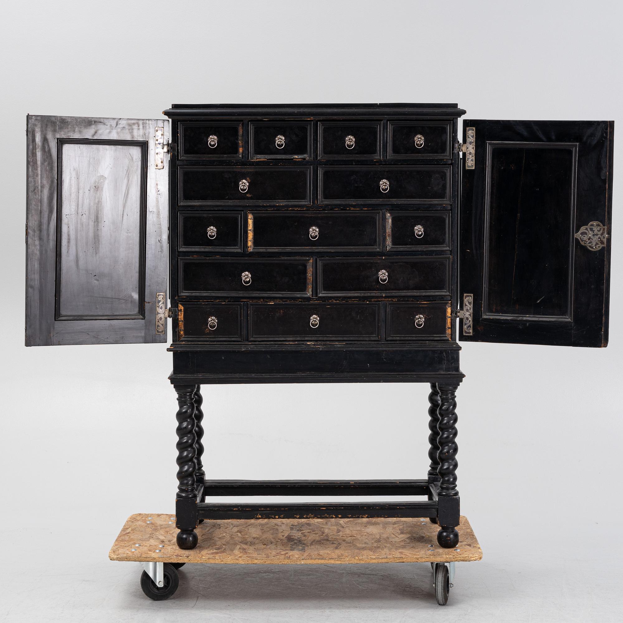 Kabinettskåp, barockstil, omkring år 1900.