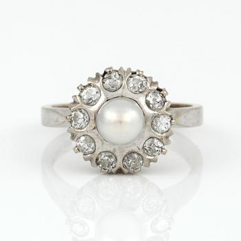 RING, 18K vitguld med odlad pärla och gammalslipade diamanter tot ca 0,93 ct, KÅ-CE, Stockholm, 1988. Vikt 5,52 g.