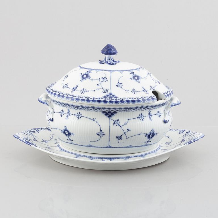 A 'Blue fluted half lace' / 'Musselmalet' tureen with cover and stand, Royal Copenhagen, model 596 and 599, 1898-1923.