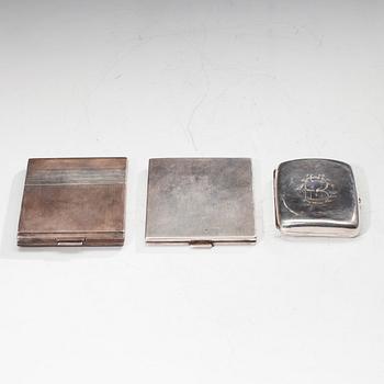 CIGARETTETUIER, 7 st, silver, bär bl a svenska importstämplar. Tot. vikt ca 817 g.