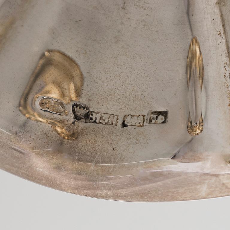 Kahvikalusto, 3 osaa, ja kynttilänjalkapari, hopeaa, Kultakeskus, Hämeenlinna 1946 ja 1948.