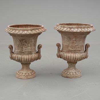 TRÄDGÅRDSURNOR, ett par, stengods, 1900-tal.