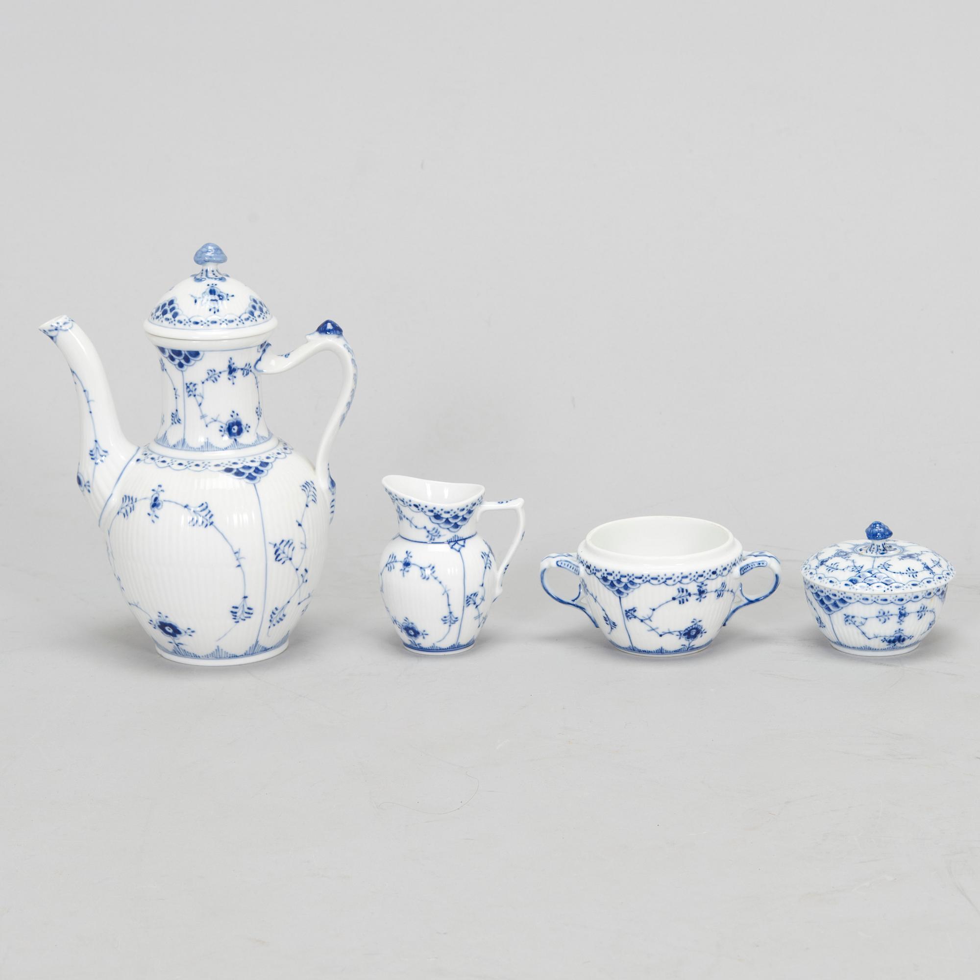 Royal Copenhagen, kaffe- och teservis, 55 delar, porslin, "Musselmalet", Danmark 1955-58.