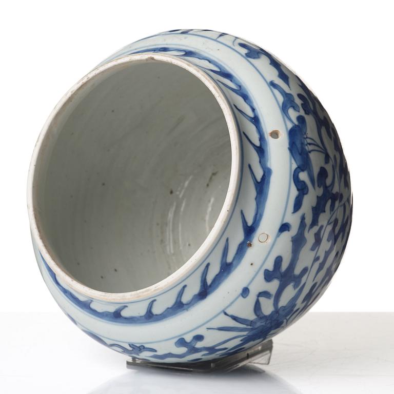 A blue and white pot, Qing dynasty, Kangxi (1662-1722).