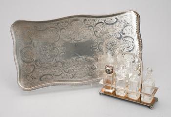 BRICKA samt KRYDDSTÄLL, nysilver, England, 1900-tal.