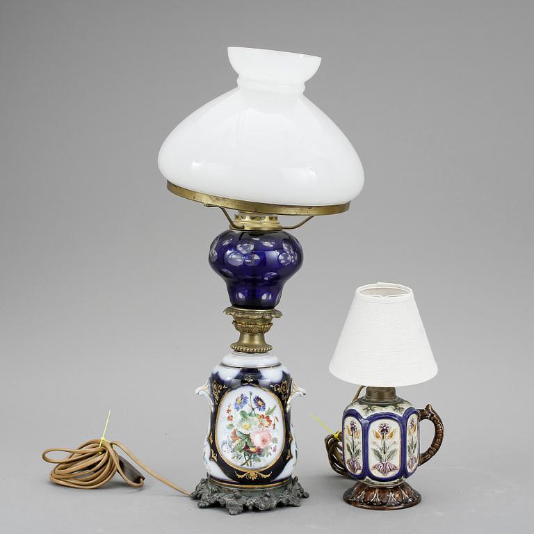 BORDSLAMPOR, 2 delar, porslin, varav en Rörstrand, den andra av balusterform, omkring sekelskiftet 1900.