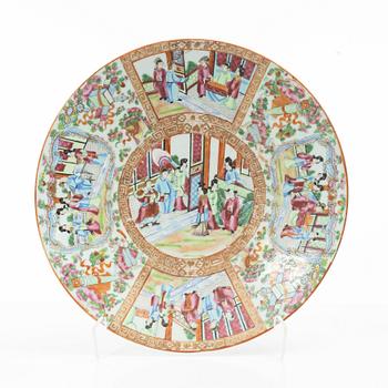 A famille rose serving dish, plate and two small dishes, Qing dynasty, 19th century.