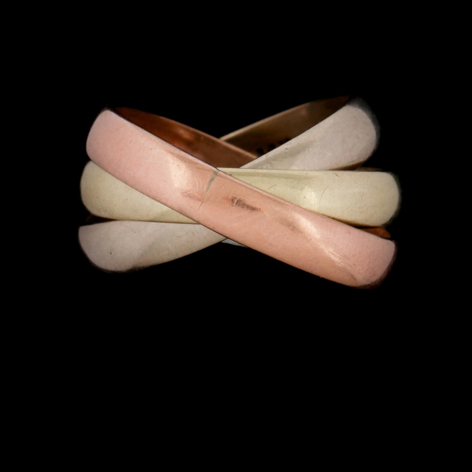 RING, 18K trefärgat guld. Vikt 6,3 g.