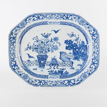 A blue and white serving dish, Qing dynasty, Qianlong (1736-95).