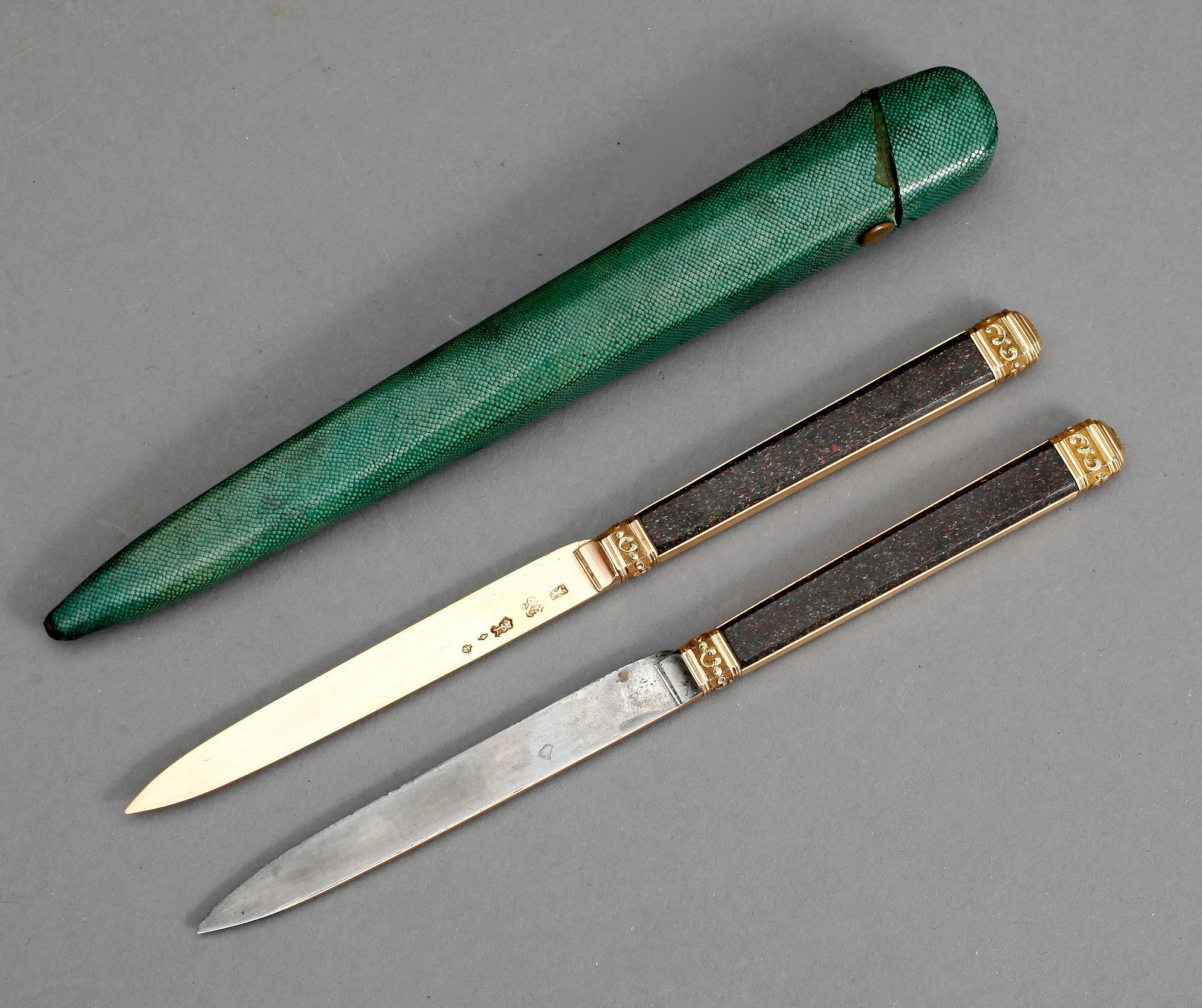 FRUKTKNIVAR, ett par, bl a guld, empire, 1800-talets första hälft.