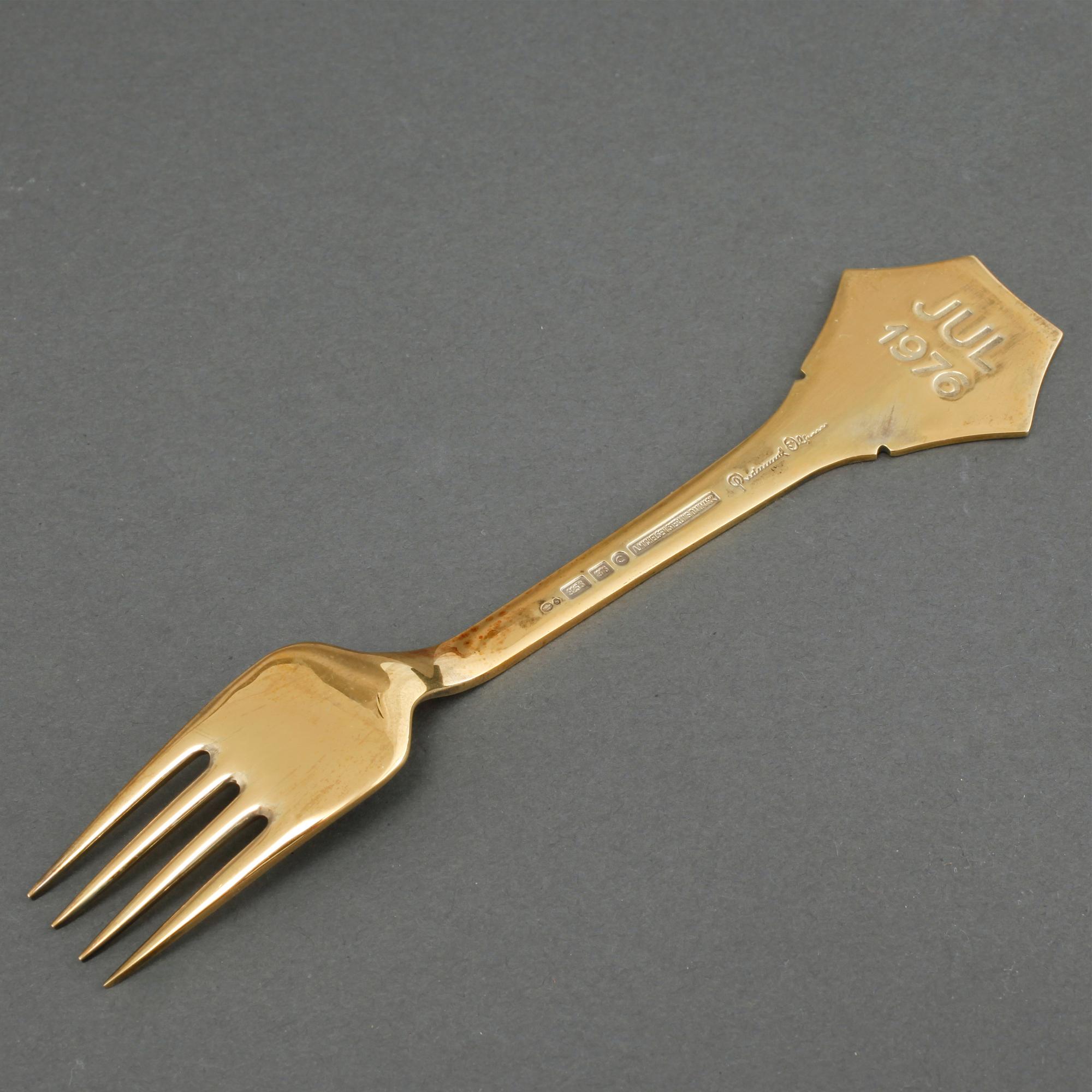 GEORG JENSEN, årsskedar, 19 st, förgyllt silver, samt årssked och gaffel, A. Michelsen, förgyllt silver, 1970-/80-tal.