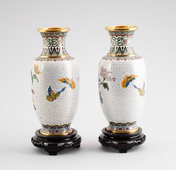 VASER, 1 par, emaljarbeten, Kina, 1900-/2000-tal.