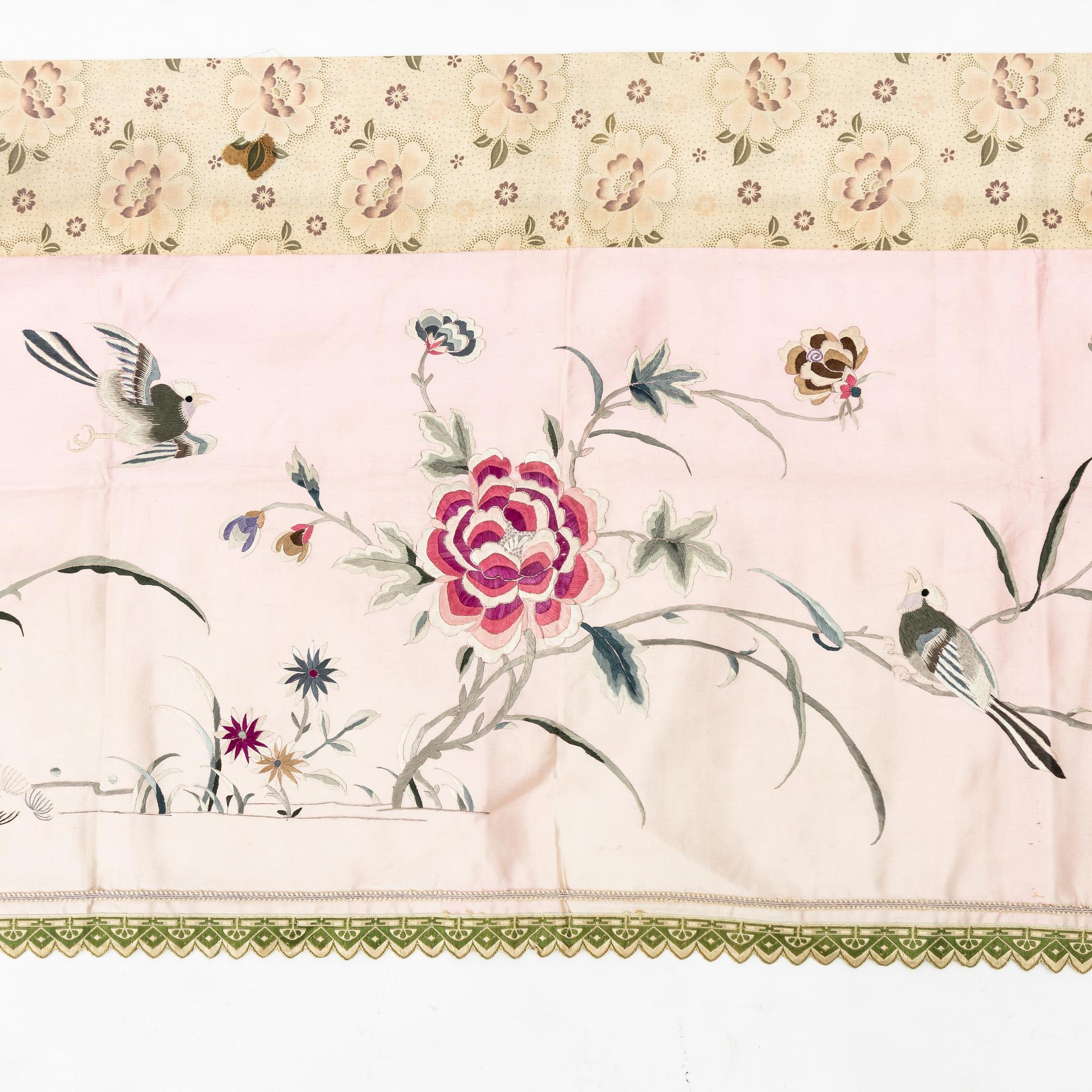 Sidenbroderier, fyra stycken, Kina, 1900-tal.