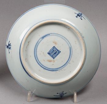 TALLRIKAR SAMT SKÅL, 3 delar, porslin, Kina. 1700- resp 1800-tal.
