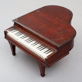 LEKSAK, flygel, 1900-talets första hälft.