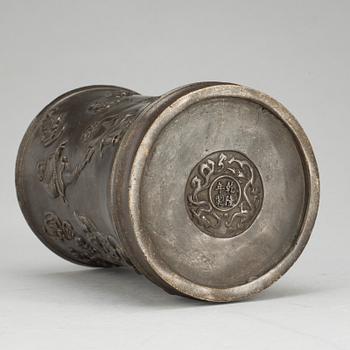 PENSELVAS, brons. Kina, 1900-tal.