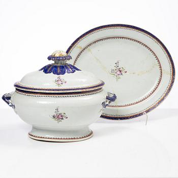 A Chinese export porcelain tureen with cover and stand, Qing dynasty, around 1800.