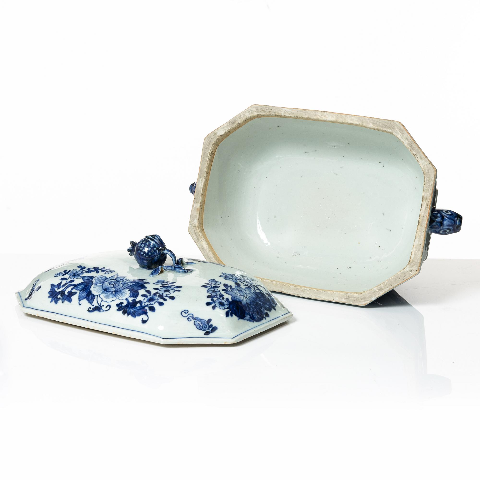 Terrin med lock, kompaniporslin, Kina, Qing dynastin, Qianlong 1736-95.