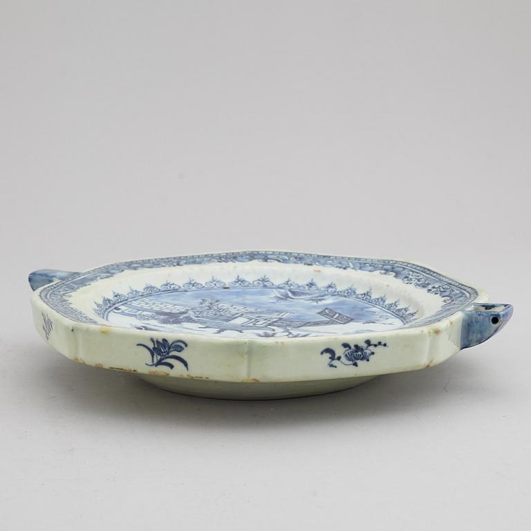 A blue and white hot water dish and five dinner plates, Qing dynasty, 18/19th Century.