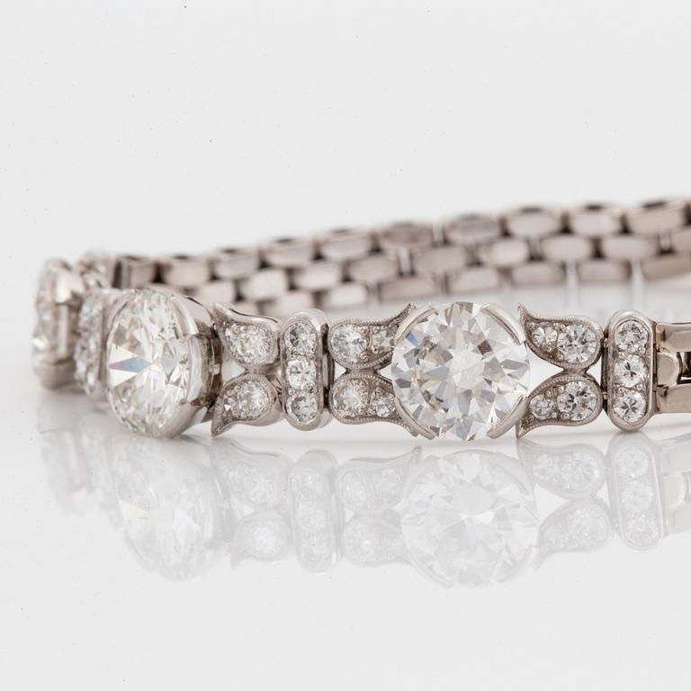 An 18K white gold bracelet set with old-cut diamonds with a total weight of ca 7.50 cts.