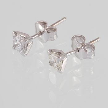 ÖRHÄNGEN, ett par, 18k vitguld med briljantslipade dimanter, totalt ca 0.82 ct. Vikt 0,5 g.