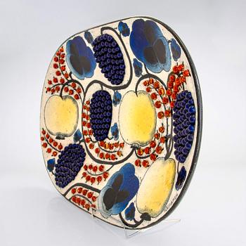 Birger Kaipiainen, a decorative stoneware dish signed KAIPIAINEN.