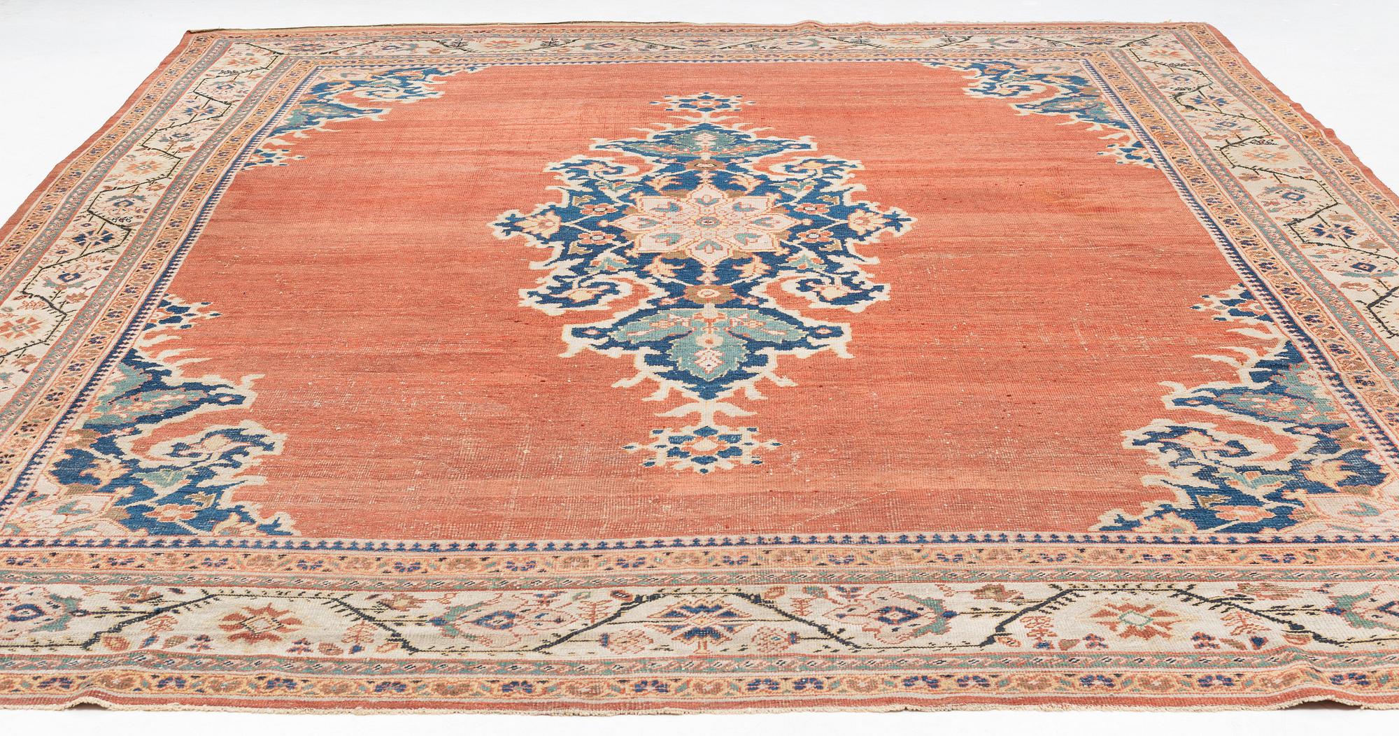 An antique Ziegler carpet, Sultanabad area, ca 418 x 330 cm.