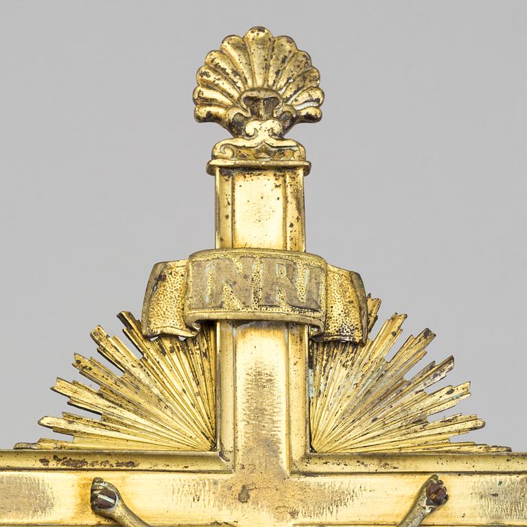 AN 18TH CENTURY BRONZE CRUCIFIX.