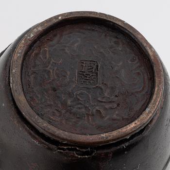 A Japanese bronze vase, 20th century.