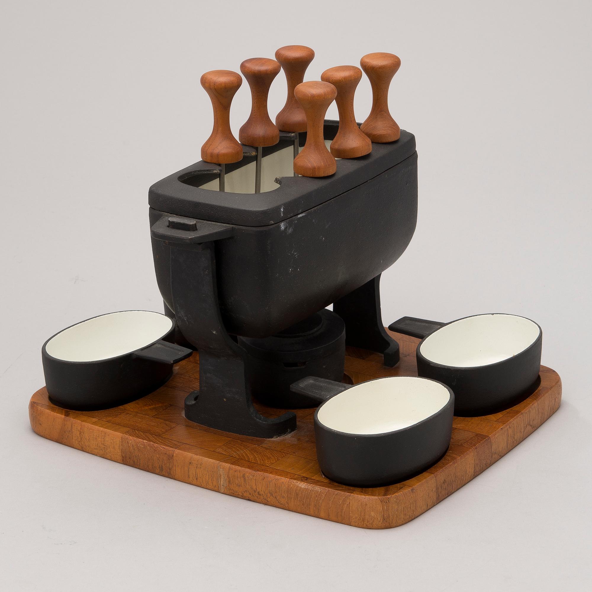 FONDUESET, emaljerat gjutjärn och trä, Digsmed, Danmark, 1900-talets senare hälft.