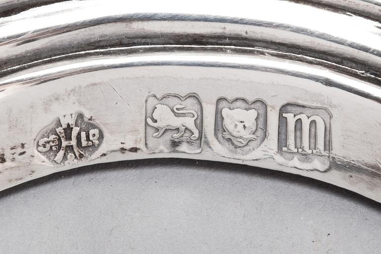 LJUSSTAKAR, ett par. Silver. William Hutton & Sons, London. 1907 eller 1927.