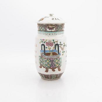 Urna med lock, porslin. Kina, 1900-tal.