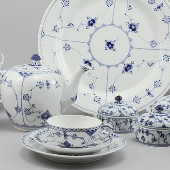 TESERVIS, 31 delar, porslin, "Musselmalet", Royal Copenhagen, 1900-talets andra hälft.