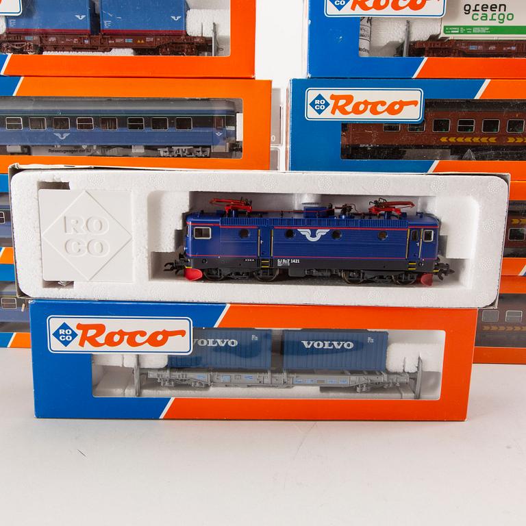 1 Roco locomotive and 28 wagons, SJ.