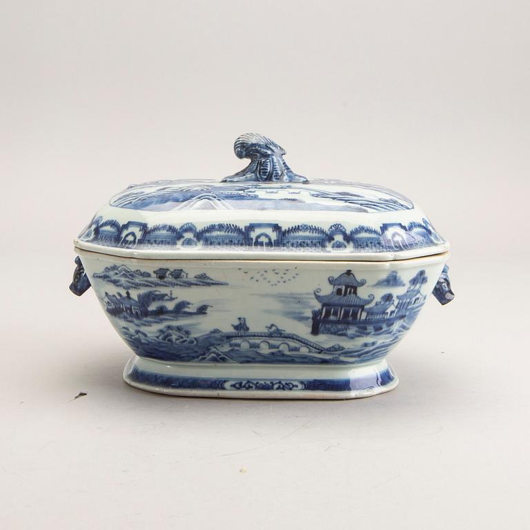 A Chines Qianlong porecelain tureen with lid.