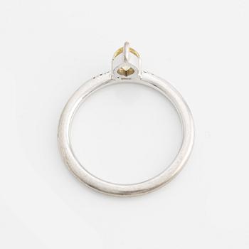 Ring, Cecilia Kores, Mumbai Stockholm, med droppformad gul safir och små briljantslipade diamanter,