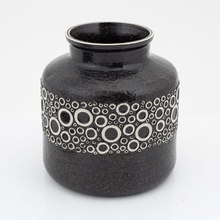 Britt-Louise Sundell, vas samt två fat, stengods, Gustavsberg, 1960/70-tal.