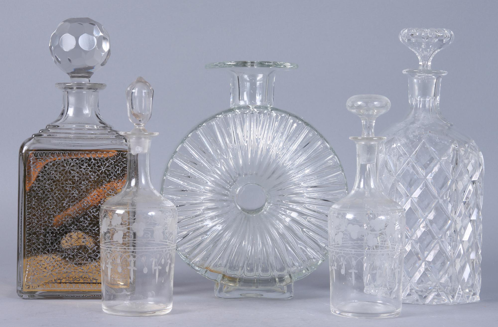 KARAFFER, 4 st samt VAS, glas, 1900-tal.
